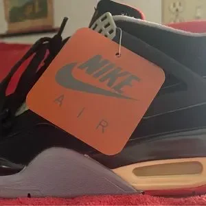 Nike Air Jordan 4 Retro. Never worn. Size 10 New no box Nike Air Jordan 4 Retro Frozen Moments AQ9129-001 Size 10  main image 4